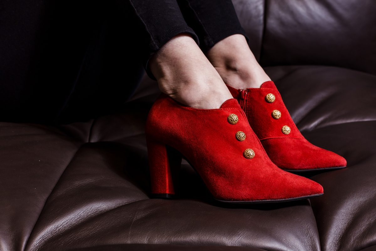 zapato abotinado rojo mujer