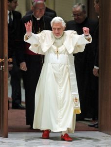 Papa benedicto con zapatos rojos
