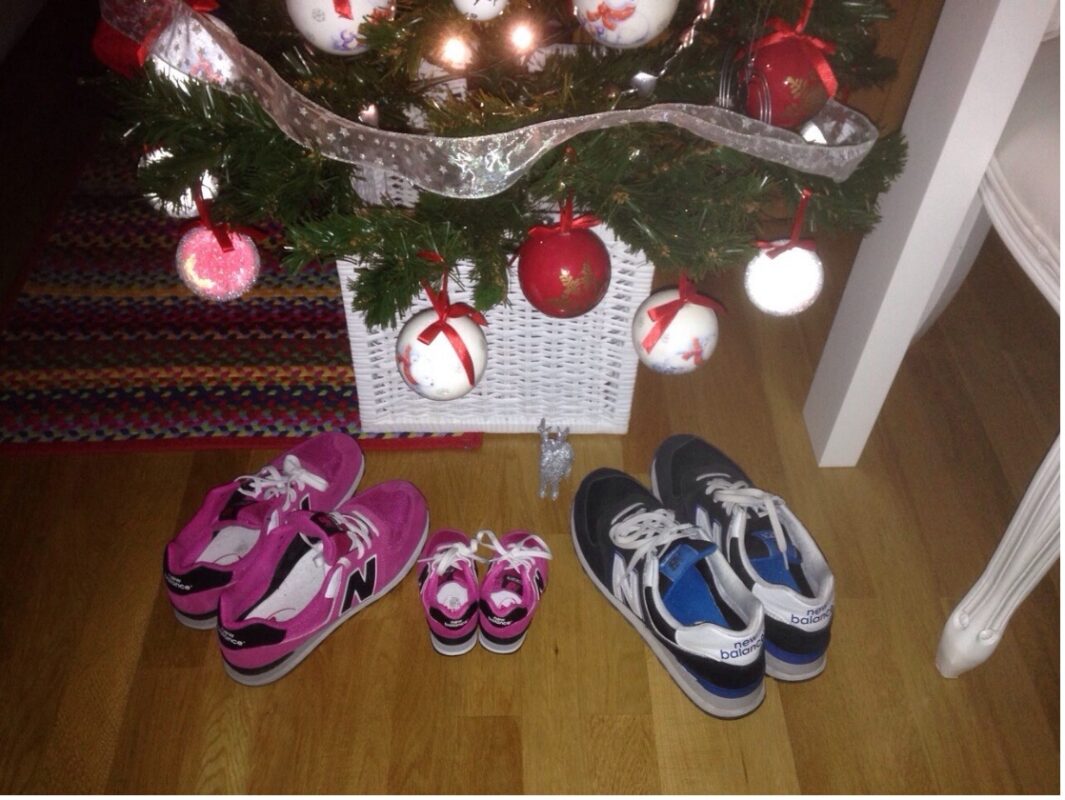 zapatos debajo del arbol