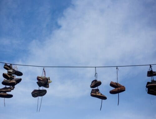 ¿Por qué se cuelgan zapatillas en los cables eléctricos?