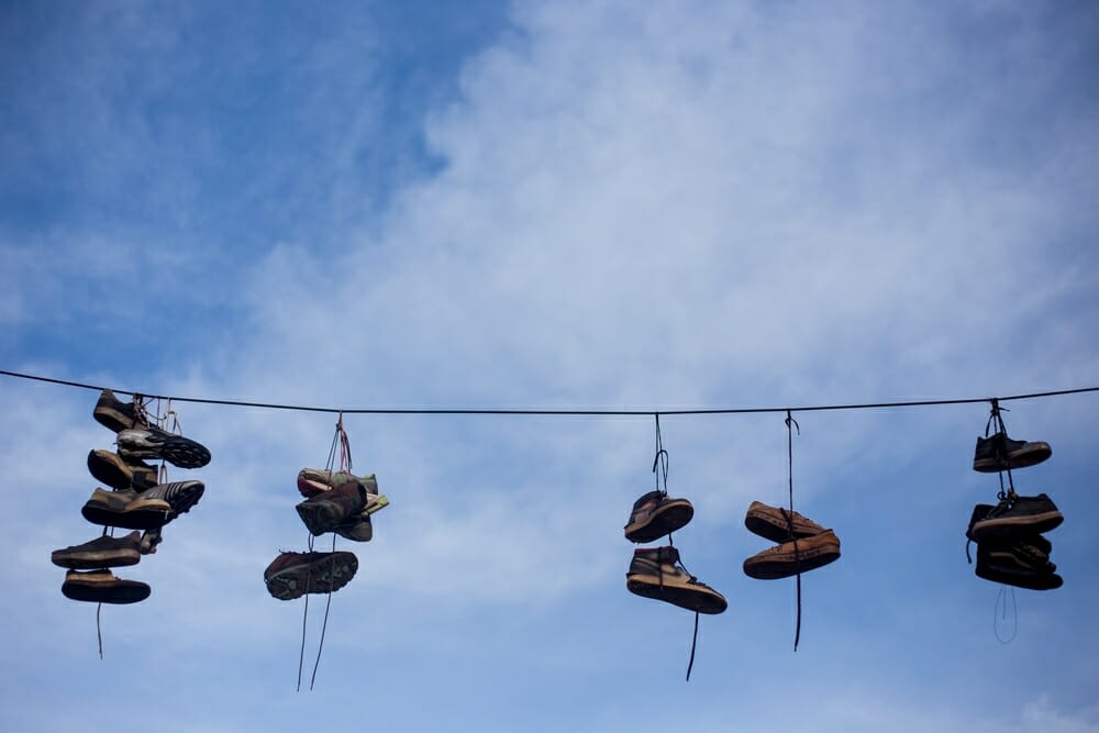 ¿Por qué se cuelgan zapatillas de los cables eléctricos?