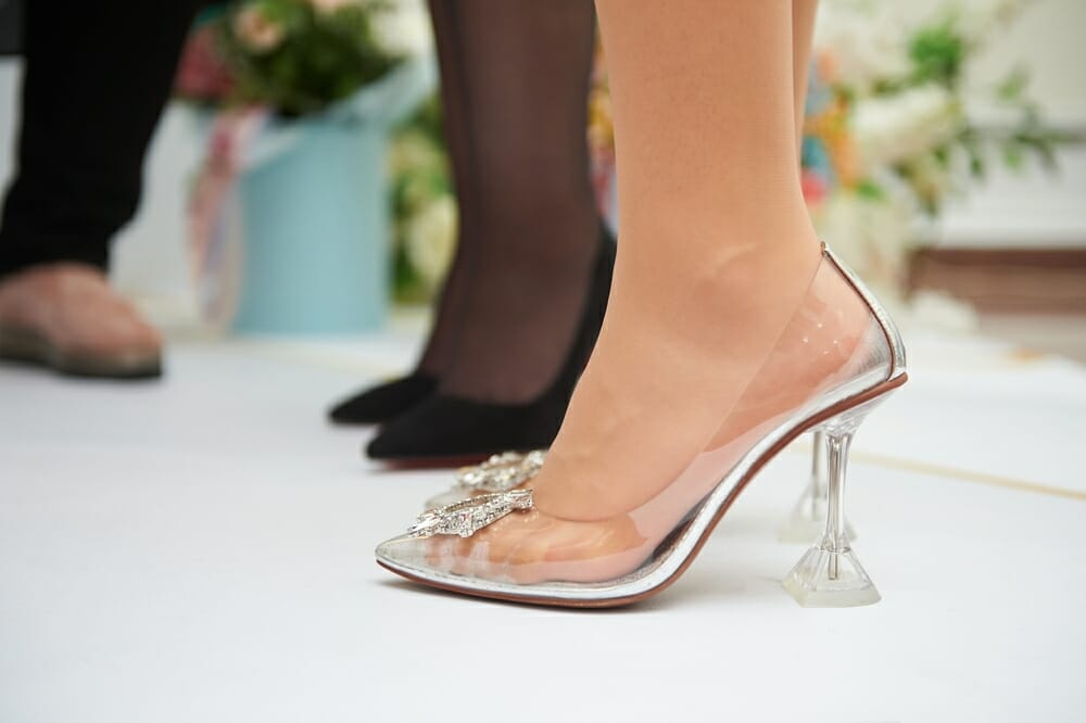 Zapatos que amas u odias: la tendencia de los tacones transparentes