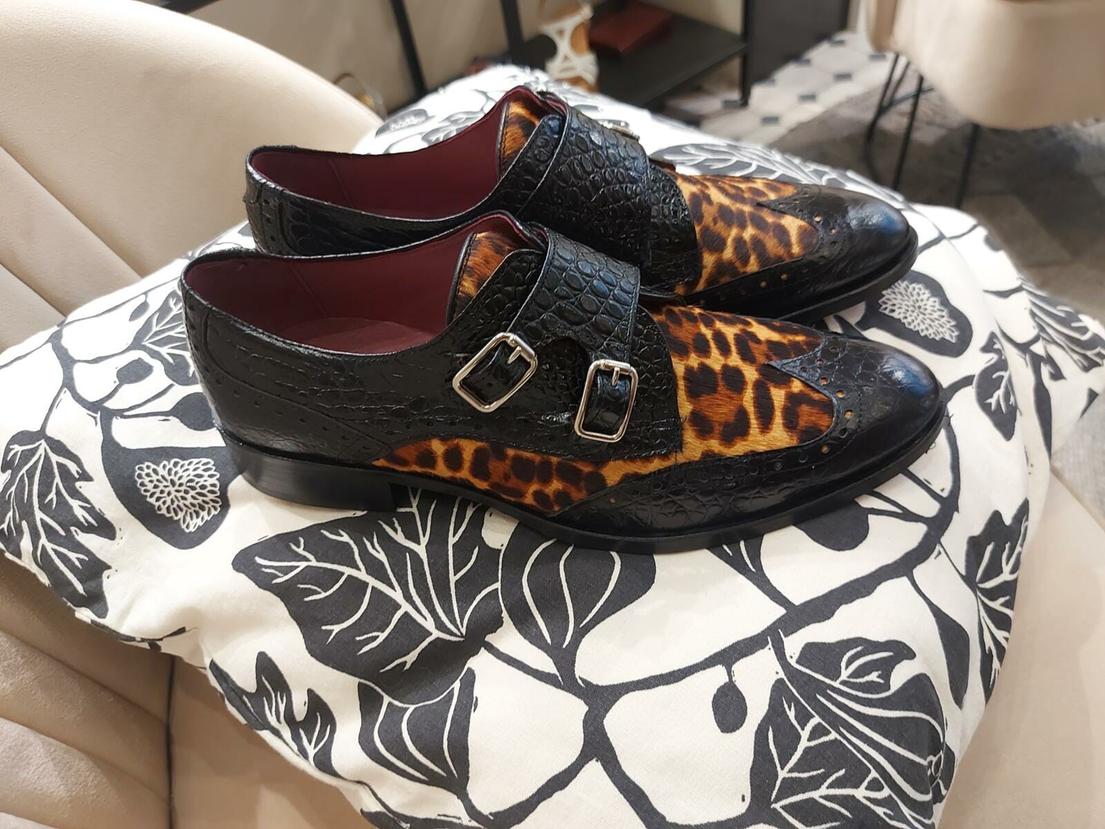 zapato de piel negro combinado con animal print zapateria valladolid paparazzo