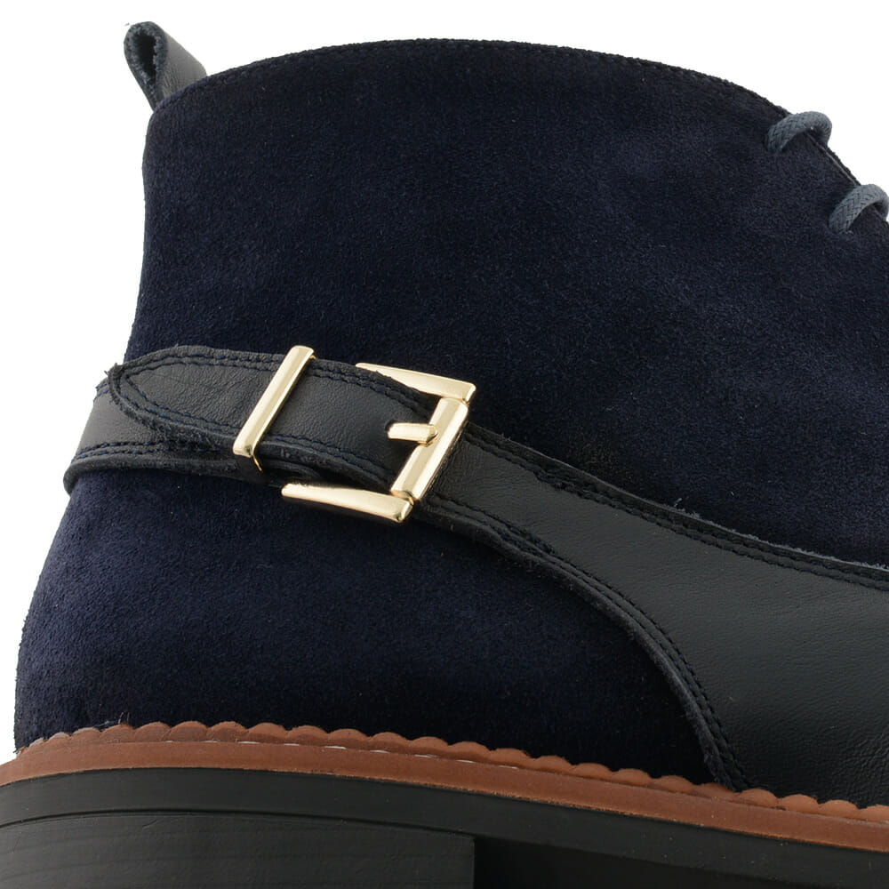 Botín plano azul combinado ante y piel en cuero con hebilla lateral edición limitada paparazzo Botín plano azul combinado ante y piel en cuero con hebilla lateral edición limitada paparazzo