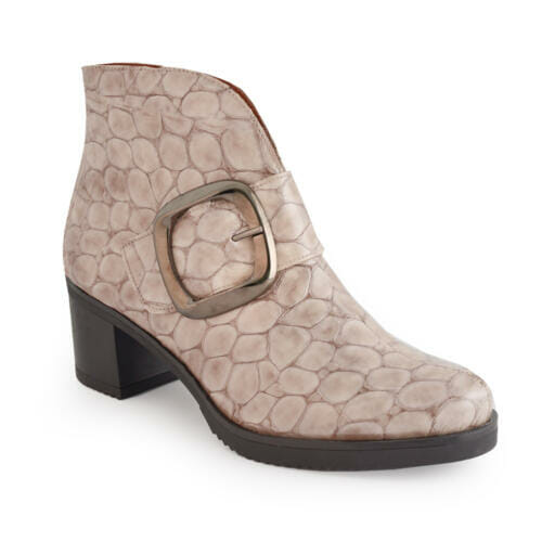 Botín de piel charol en color beige con hebillas en charol granate