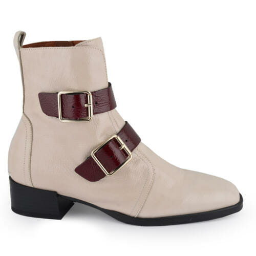 Botín de piel charol en color beige con hebillas en charol granate